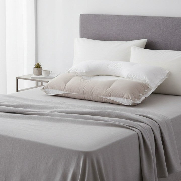 Detailed view of the multi-layer silhouette of the orthopedic comfort pillow