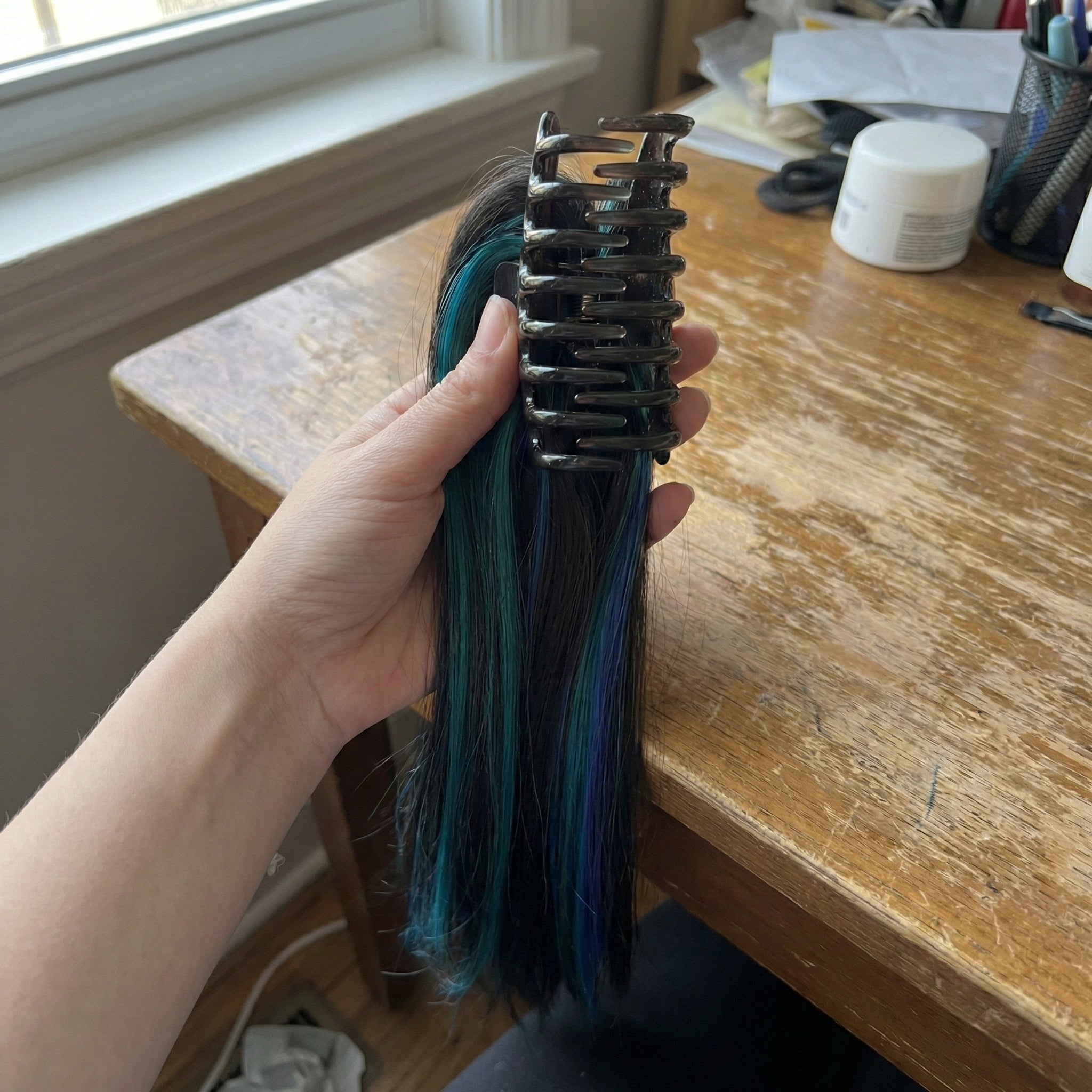 A close-up of the easy-to-use claw clip mechanism on the hair extension