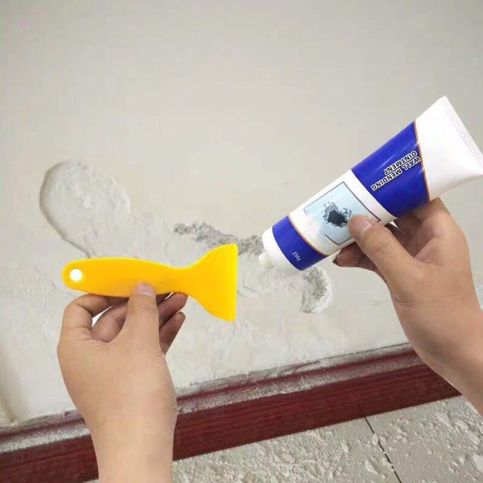 Quick-drying wall crack repair paste for smooth finish