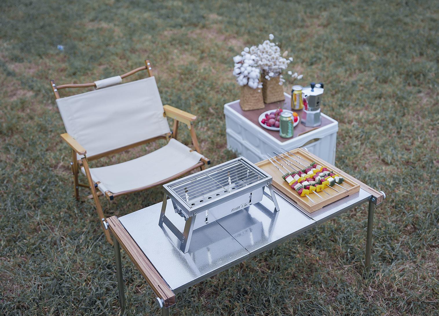 Demonstration of the grill's easy one-second folding mechanism