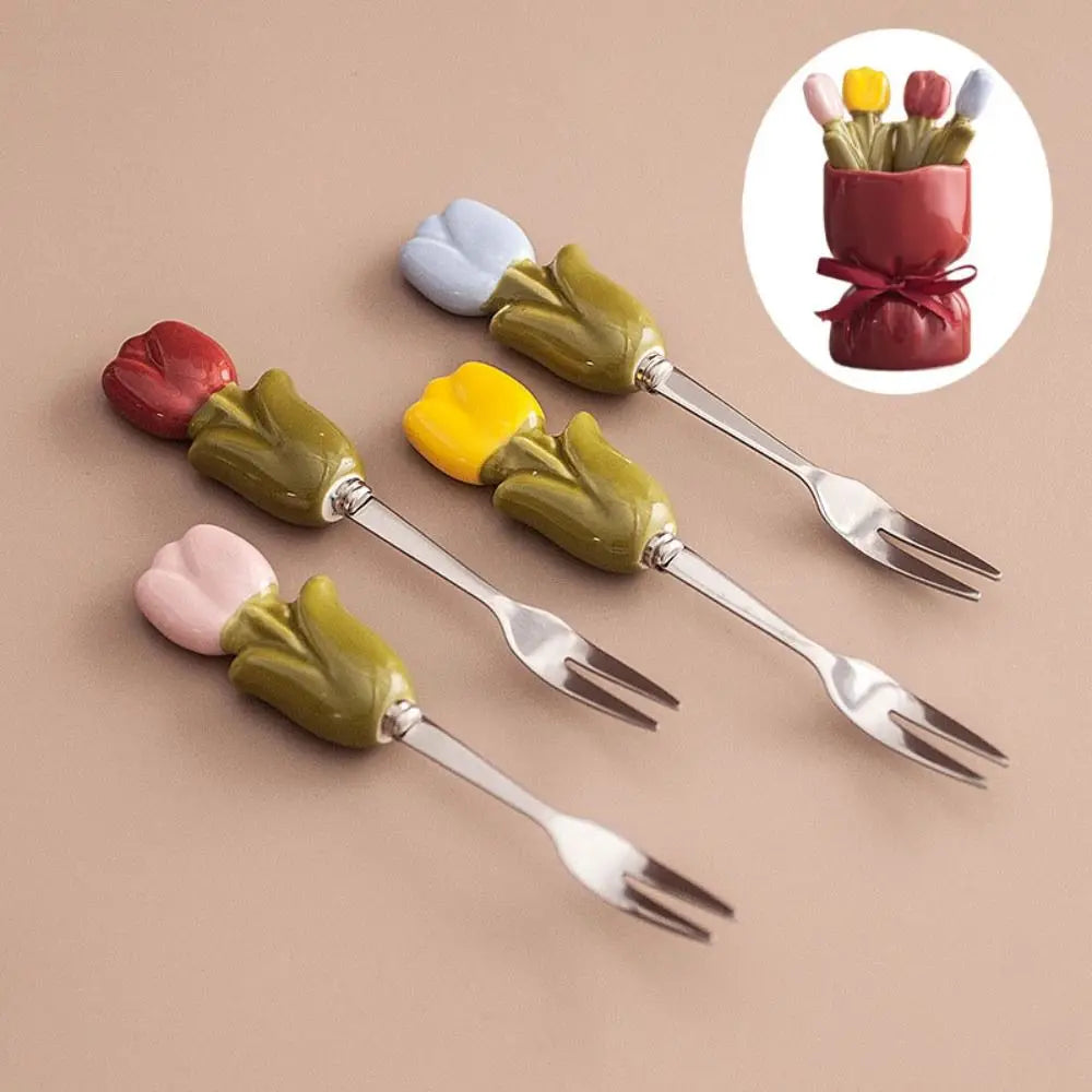 The beige and red color options for the dessert fork set