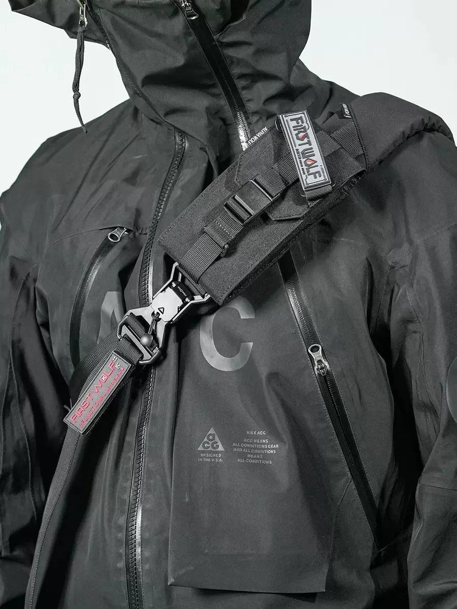Man using the snap release phone carrier during an outdoor activity