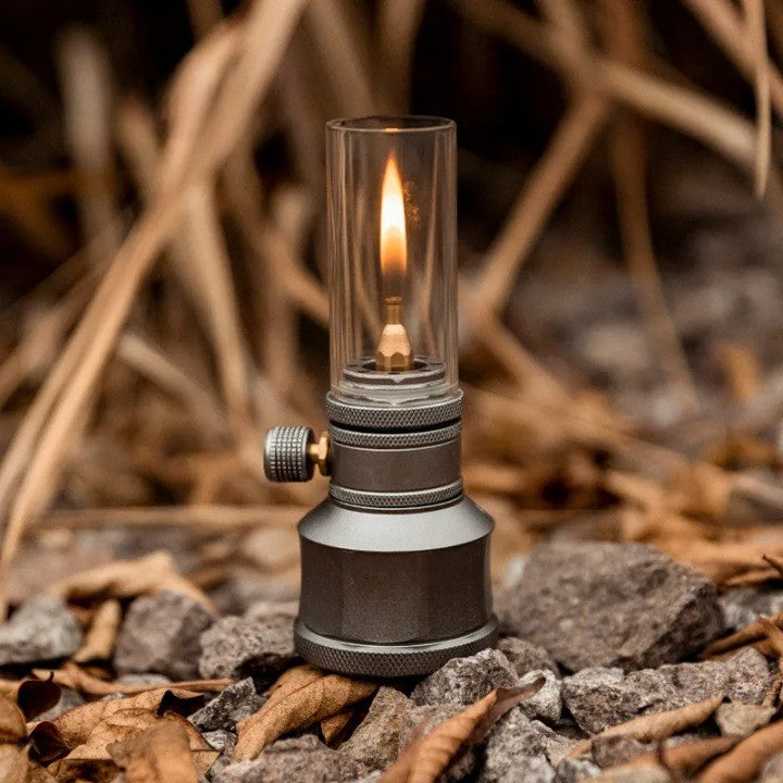 Detailed view of the lamp's aluminum alloy construction